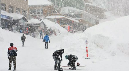 زمستان استانبول | صدای حرکت اسکی بورد روی برف + آدم‌برفی‌ها
